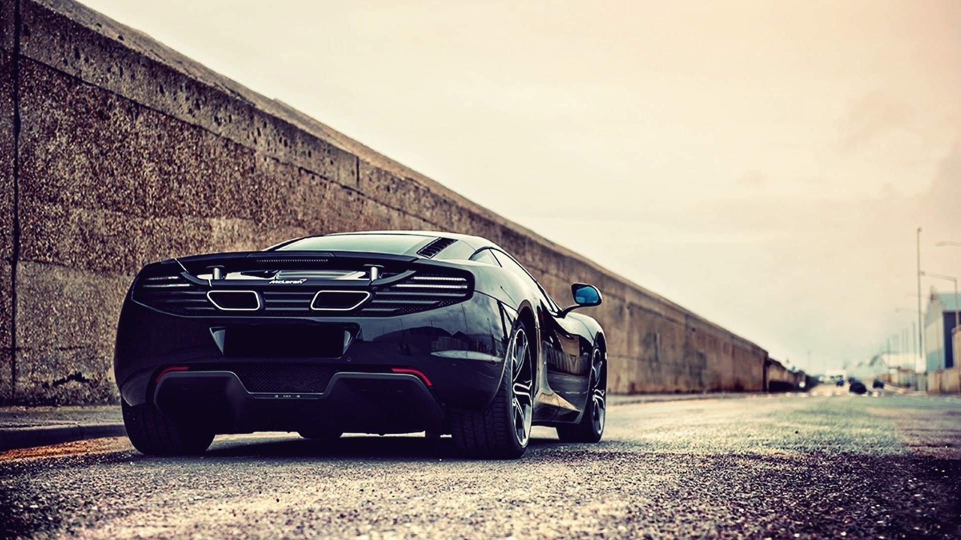 sport voiture voitures mclaren mp4-12c mclaren voiture route piste vue arrière voitures noir métallique rue ville autoroute noir métallique à l extérieur