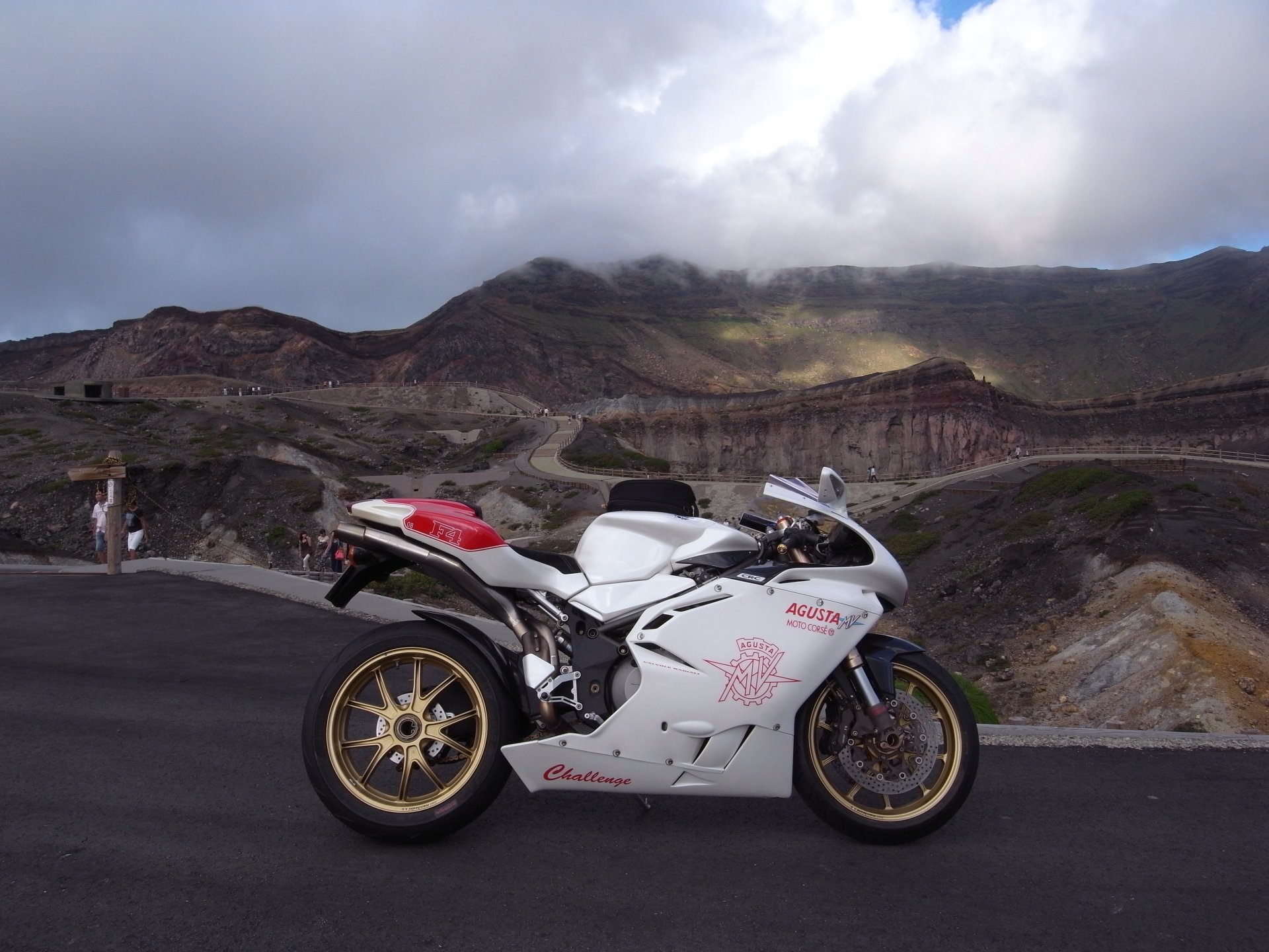 mv agusta f4 blanco bicicleta supersport mv agusta motocicleta montañas cielo nubes