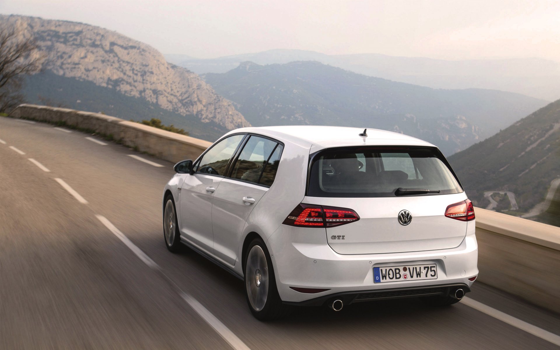 volkswagen golf gti auto coche en movimiento carretera vista trasera blanco montaña día