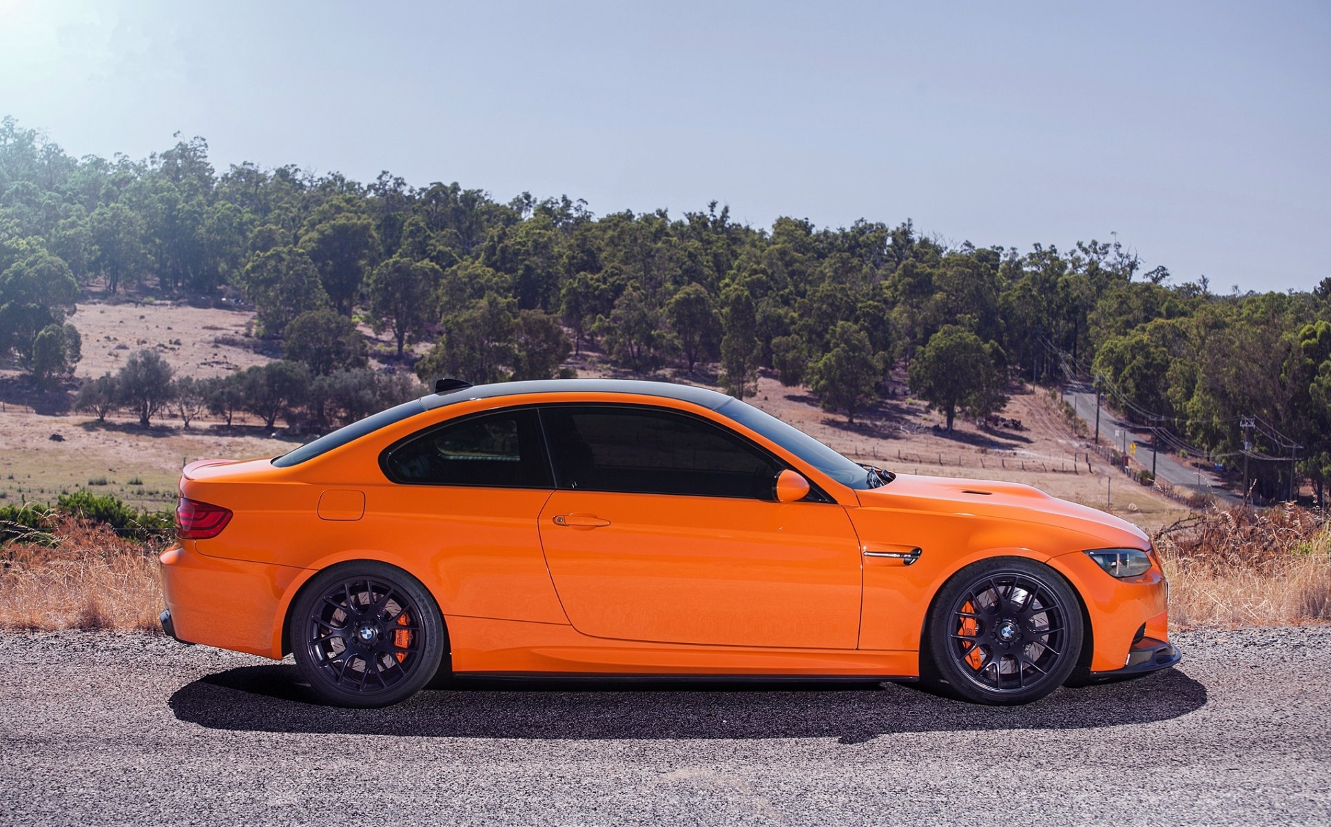 bmw m3 e92 naranja tuning ruedas negro bmw perfil llantas pendiente árboles cielo