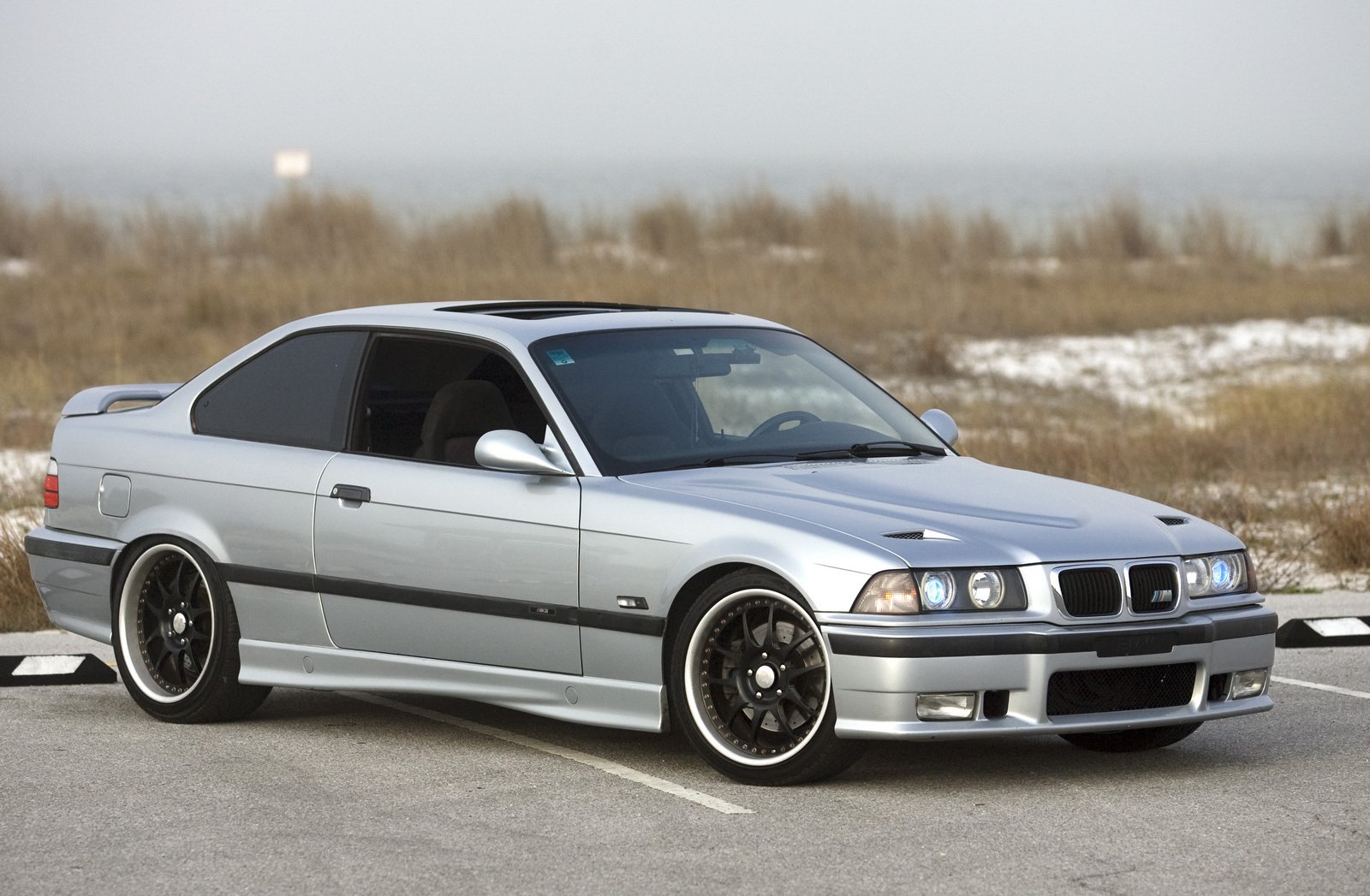 bmw e36 m3 seria 3 bmw trójka coupe sportcar srebrny tuning bawaria niemcy krzaki mgła srebrne auto samochód reflektory profil samochody samochody auto motoryzacja transport