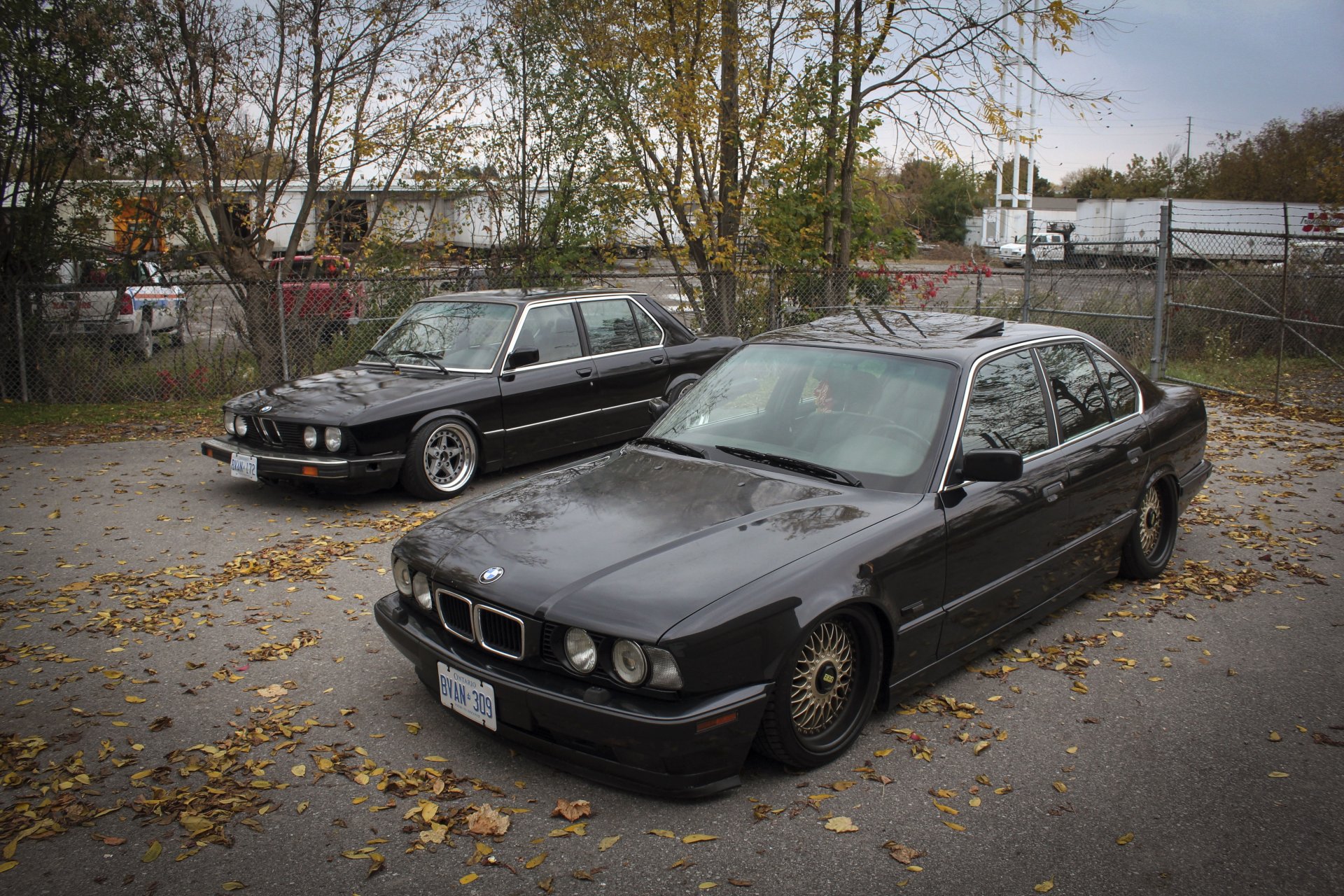 bmw e28 e34 pozycja tuning felgi bmw klasyka jesień liście