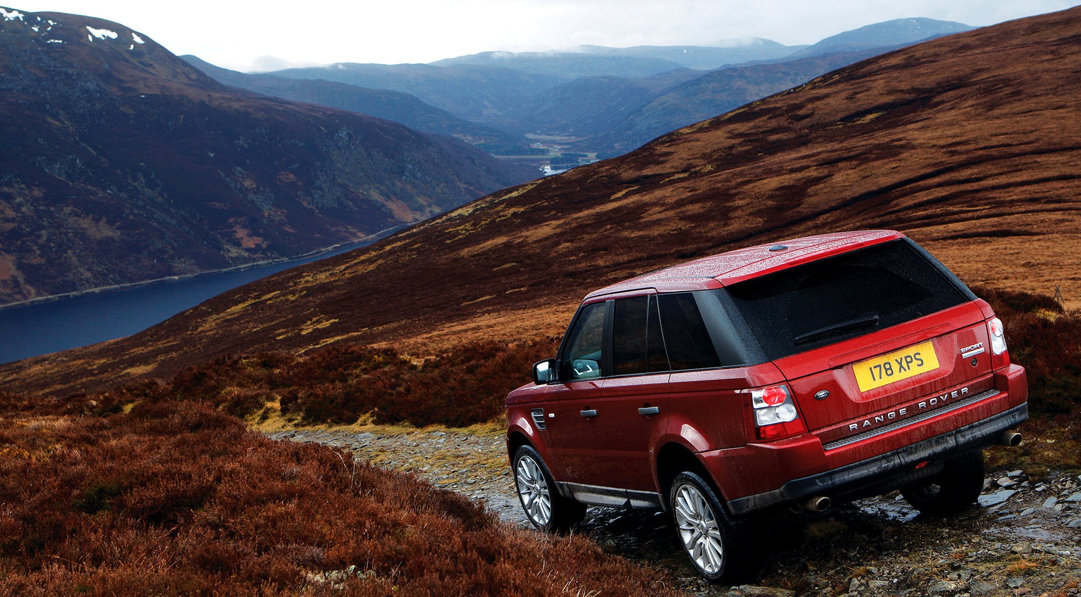 rouge montagnes land rover auto voiture voiture rouge lac descente terrain de montagne paysage voitures véhicules femmes transport