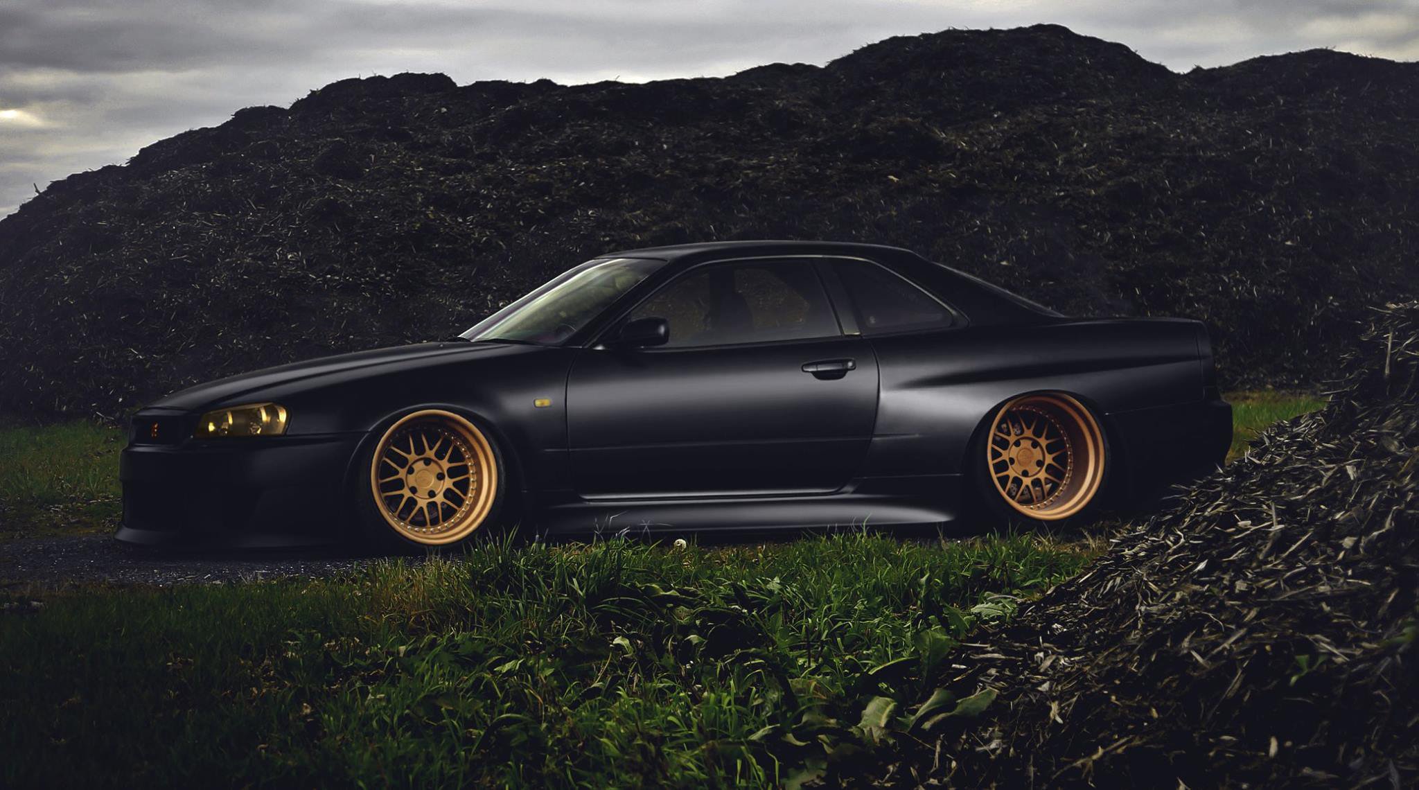 nissan skyline r34 schwarz tuning matt wandverkleidung