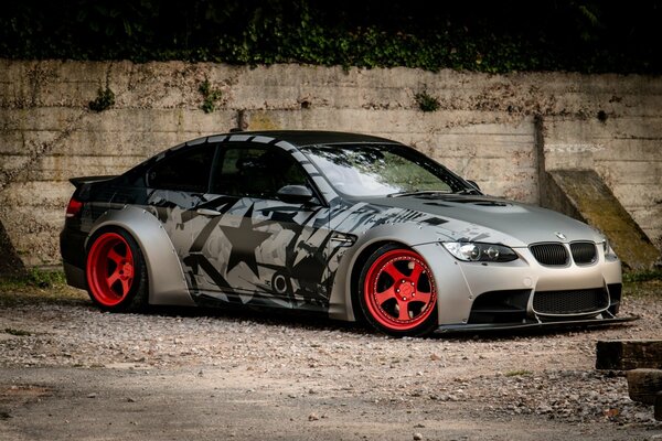 Voiture tuning BMW M3 avec Jantes rouges