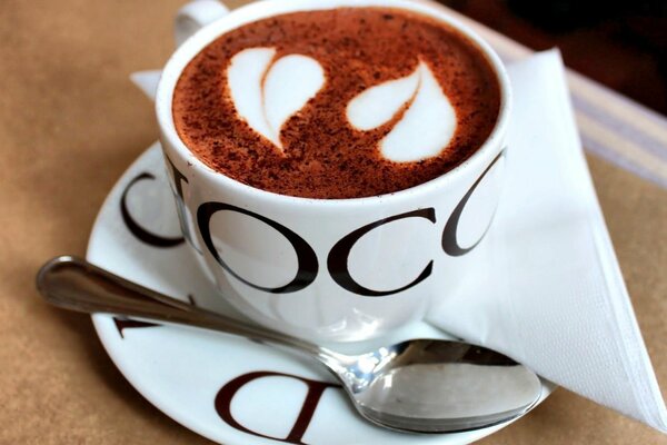 Café con corazones blancos y cuchara