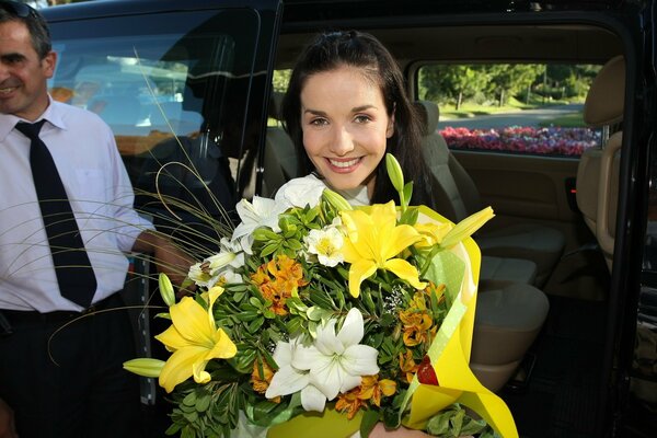 Natalia Oreiro gets out of the car with a bouquet of flowers