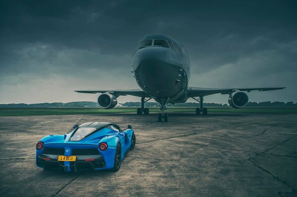 Coche deportivo Ferrari en el fondo de un enorme avión