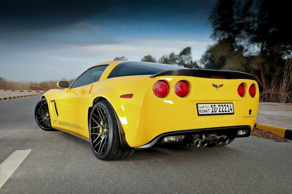 Voiture de sport jaune Chevrolet