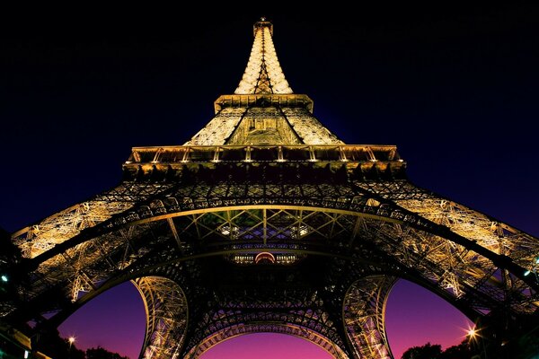 Torre di notte in Francia