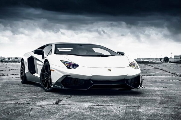 Lamborghini Aventador superdeportivo presente