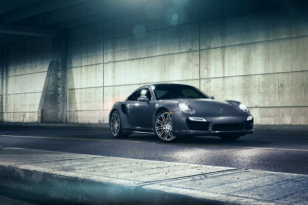 Negro porsche carrera 911 Turbo en la carretera de la noche