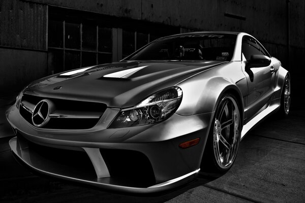Srebrny samochód Mercedes-benz na czarnym tle