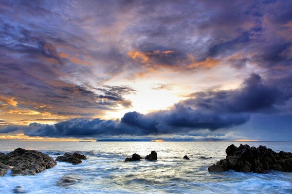 Mer, pierres, nuages-nature au coucher du soleil