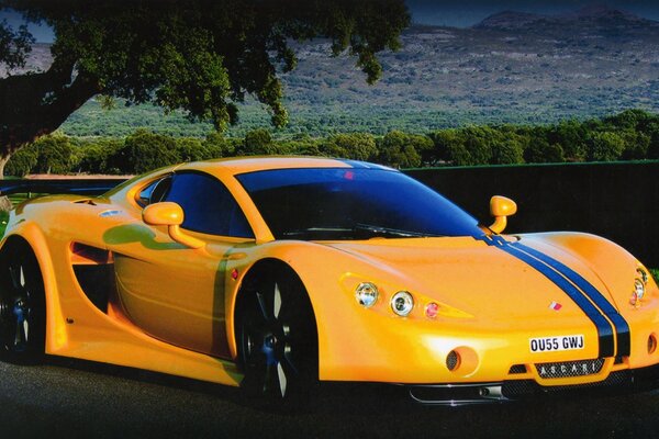 Coche deportivo amarillo súper rápido