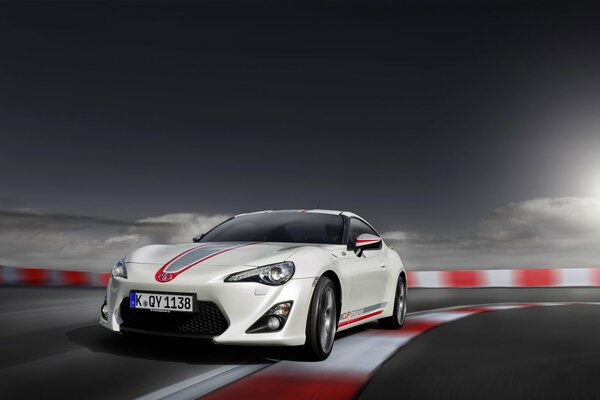 Weißer Toyota GT86 vor dem Scheinwerferrennen