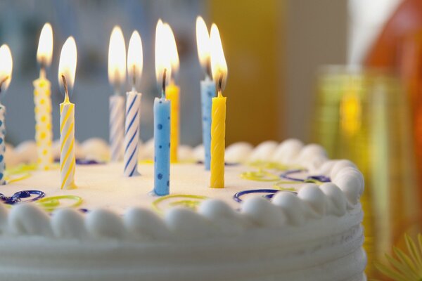 Pastel dulce con velas encendidas