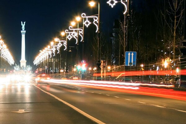 Lumières des rues de nuit. Le silence de l Avenue