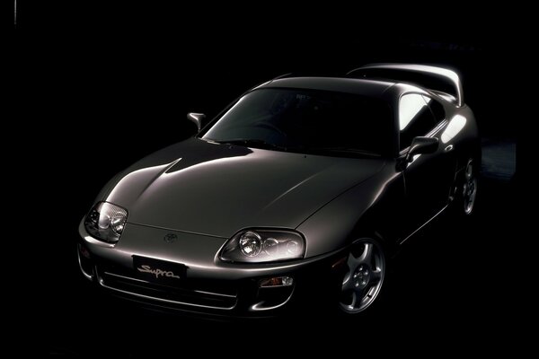 Toyota Supra noir sur fond noir