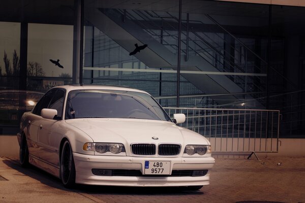 Blanco BMW clásico super lindo