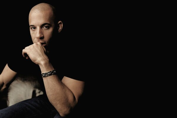 Vin Diesel con una pulsera en la mano en la oscuridad