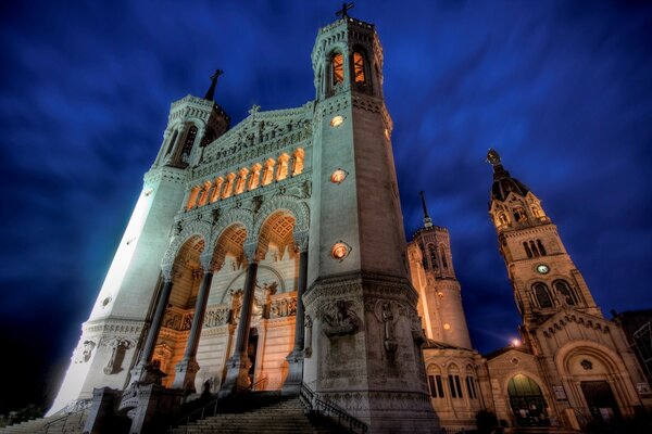 Église sur fond de ciel nocturne