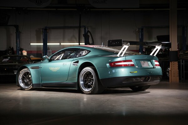 Aston Martin dans le garage. Vue arrière