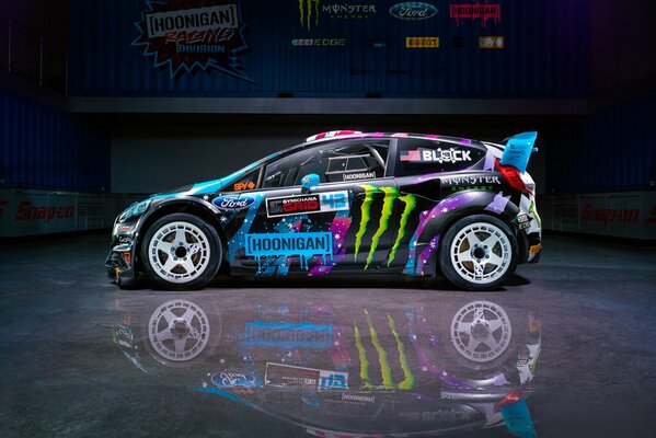 Coche pintado con graffiti, marca Ford fiesta 2015