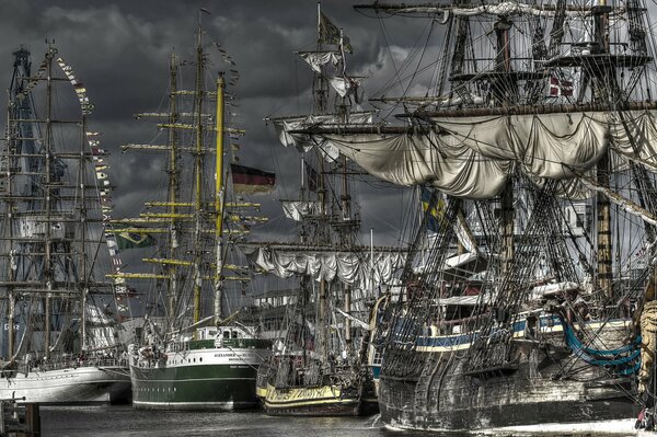 Beaucoup de carabes sur fond de lourds nuages gris