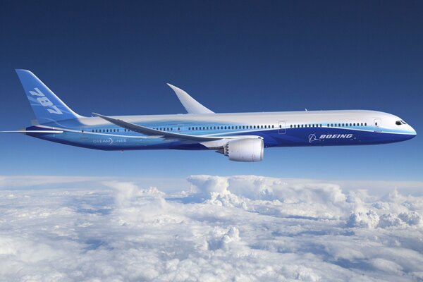 Schöne Boeing, die über den Wolken fliegt