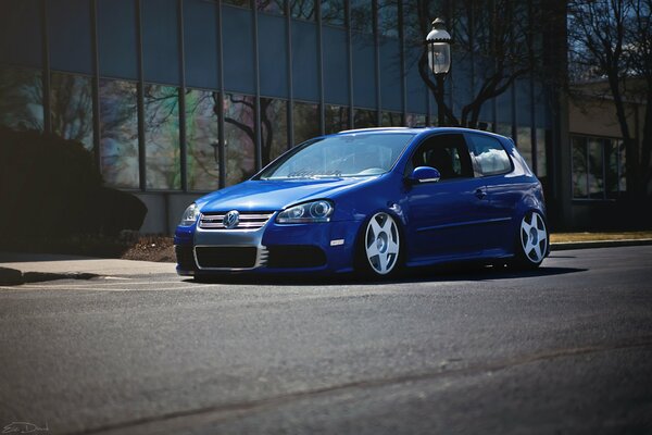 Volkswagen blu su asfalto grigio