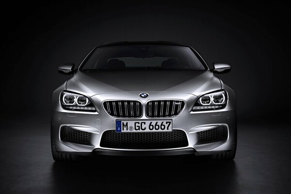 Ein mörderischer Blick von einem silbernen BMW M6