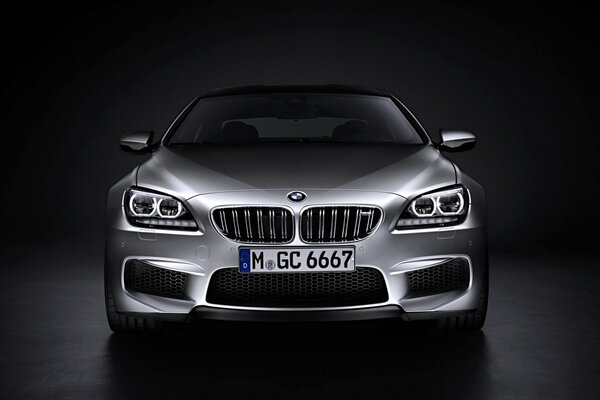 Look killer dalla BMW M6 d argento