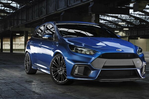 Blue ford focus nella struttura urbana