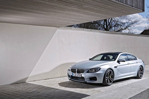 Schöner silberner BMW posiert auf dem Parkplatz