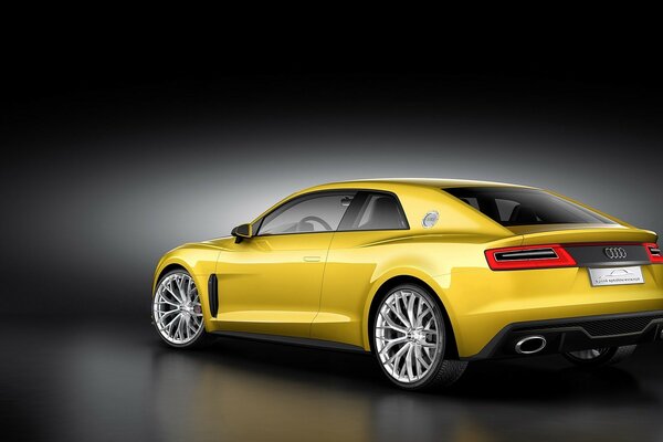 Audi voiture jaune sur fond sombre vue arrière