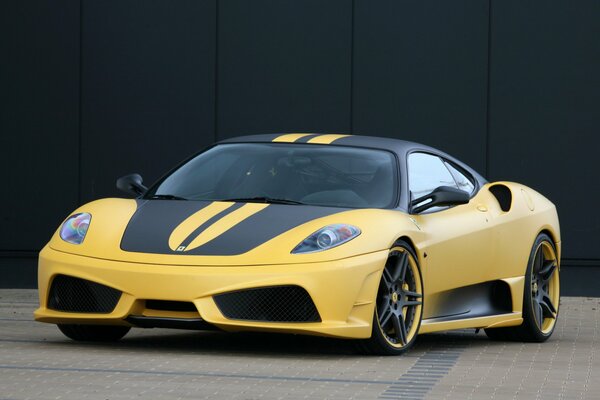 Jaune à rayures marque de voiture ferrari f430