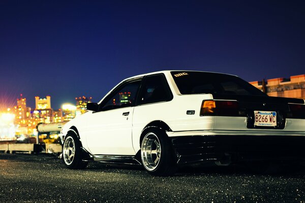 Coche viejo de Toyota Corolla del color blanco