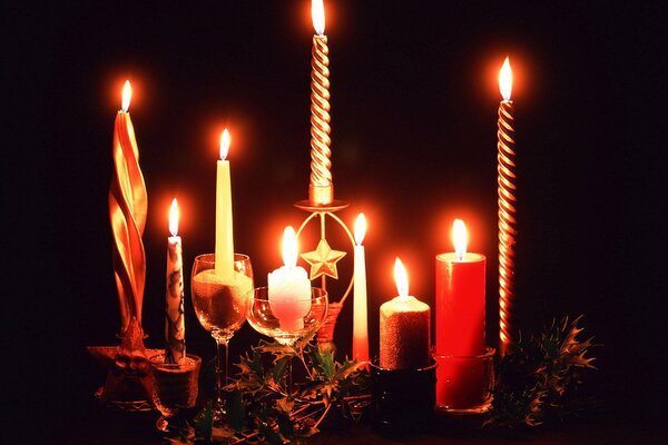 Velas ardientes de Navidad en la noche