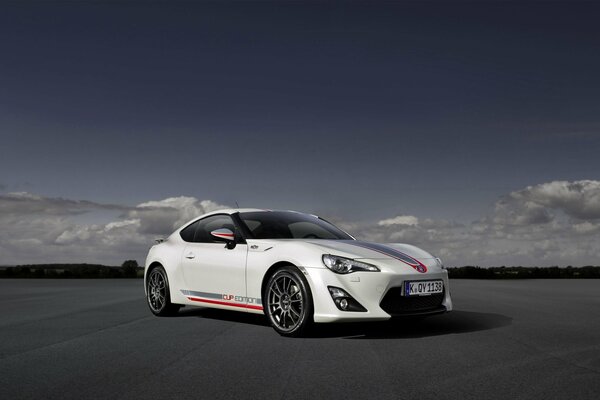 Toyota GT86 blanco entre el cielo y el asfalto