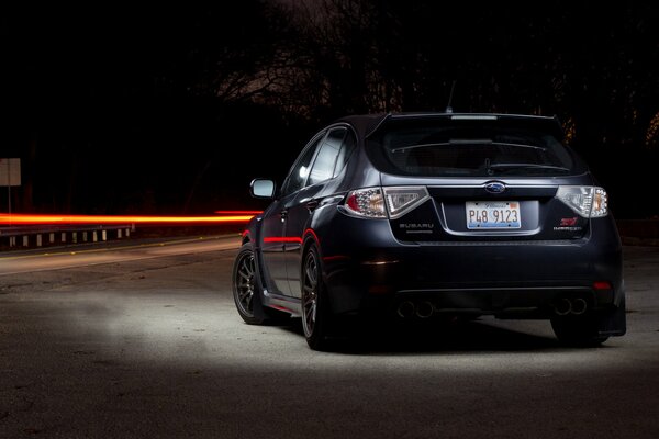 Subaru Impreza por la noche