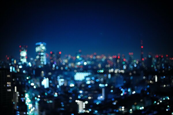 Les lumières de la grande ville illuminent le ciel nocturne