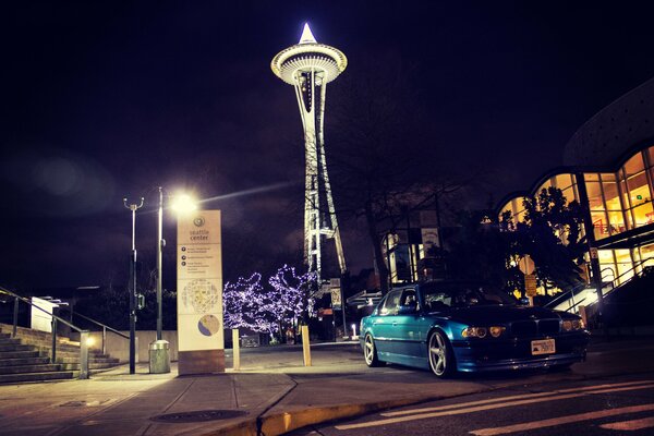 BMW sur le fond de la ville de nuit