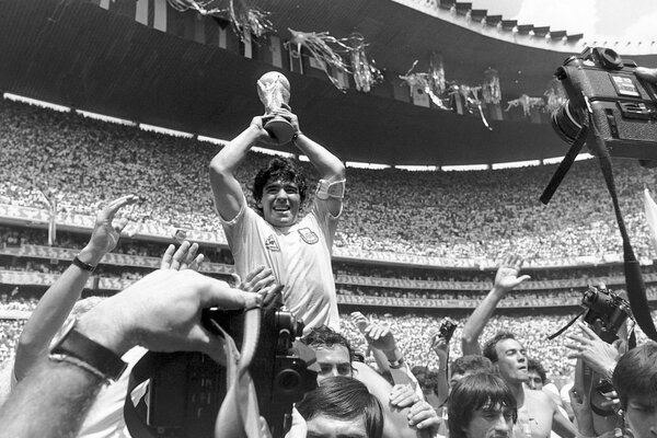 Photo en noir et blanc du vainqueur avec la coupe