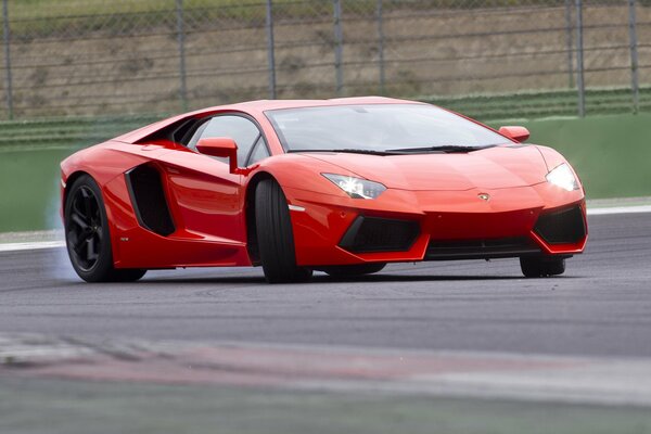 Lamborghini Avendator LP700-4 rouge en virage