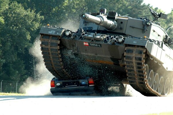 Leopard tank crushes passenger car on tests in Austria