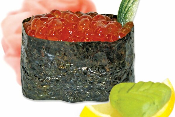 Sushi con caviale rosso su sfondo bianco