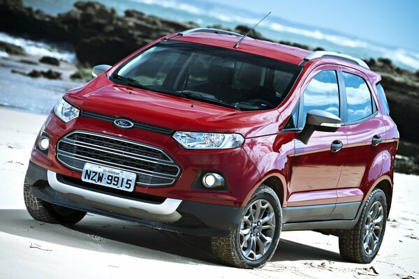 Crossover Ford Ecosport rosso brillante sulla riva del fiume