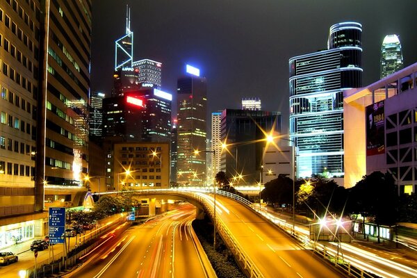 Route de nuit parmi les gratte-ciel à Hong Kong