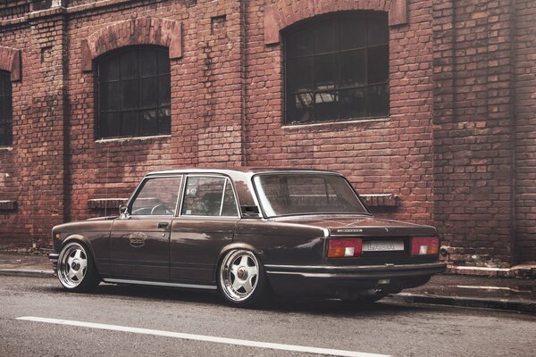 Voiture russe classique zhiguli sur le fond d un bâtiment en brique